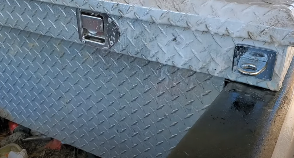 Cleaning the aluminum toolbox with Vinegar